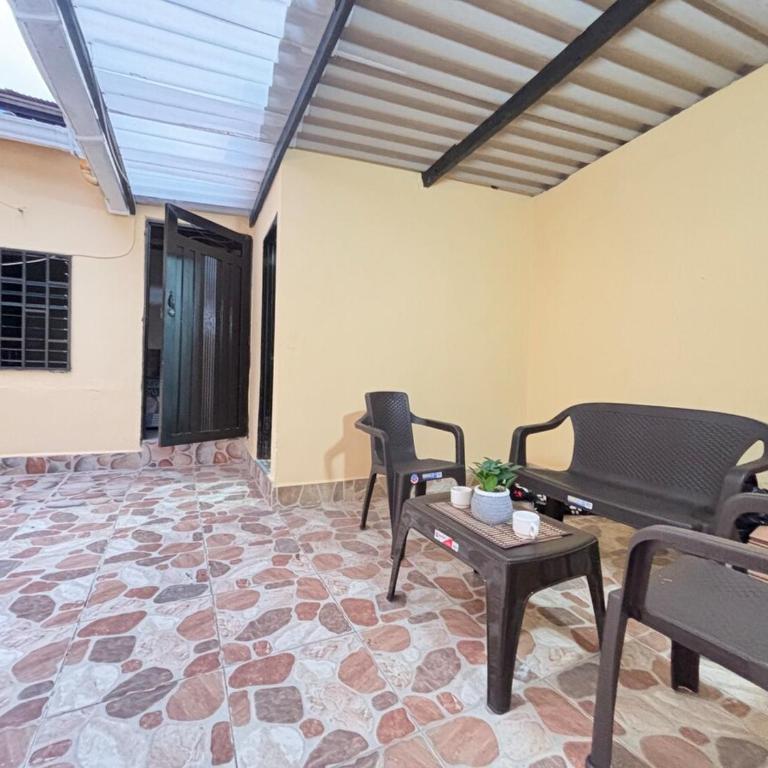 Tu sala exterior en el corazón de Bello - Two-Bedroom Apartment - 19