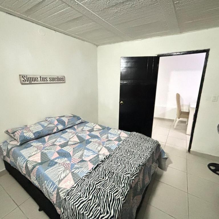 Tu sala exterior en el corazón de Bello - Two-Bedroom Apartment - 24