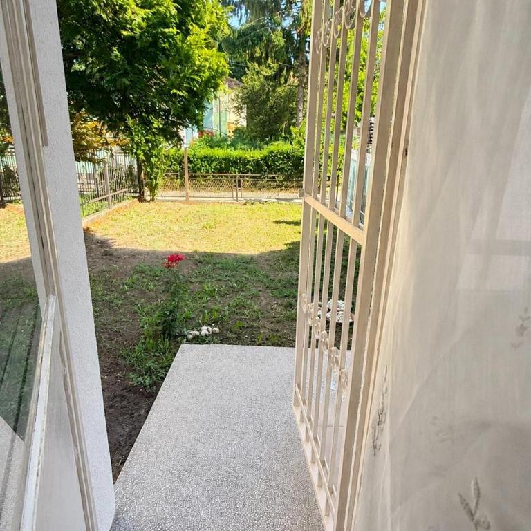 Riverside Residence, 10min Airport - Three-Bedroom Vacation Home - 10