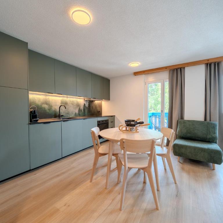 Freestyle Alpine Design-Studios - Pool, Parking & Balcony in Center Laax by BlueHills Vacations - Studio-Apartment mit Balkon - 8