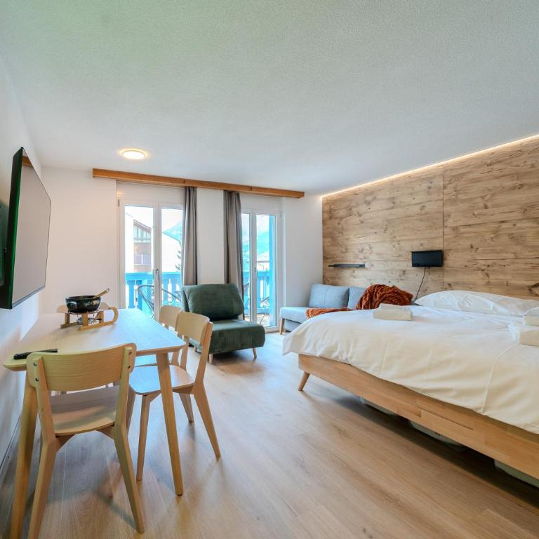 Freestyle Alpine Design-Studios - Pool, Parking & Balcony in Center Laax by BlueHills Vacations - Studio-Apartment mit Balkon - 5