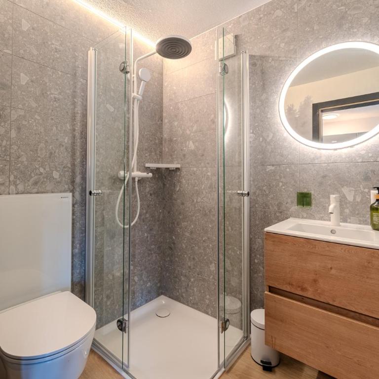 Freestyle Alpine Design-Studios - Pool, Parking & Balcony in Center Laax by BlueHills Vacations - Studio-Apartment mit Balkon - 6