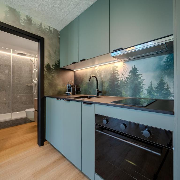 Freestyle Alpine Design-Studios - Pool, Parking & Balcony in Center Laax by BlueHills Vacations - Studio-Apartment mit Balkon - 7