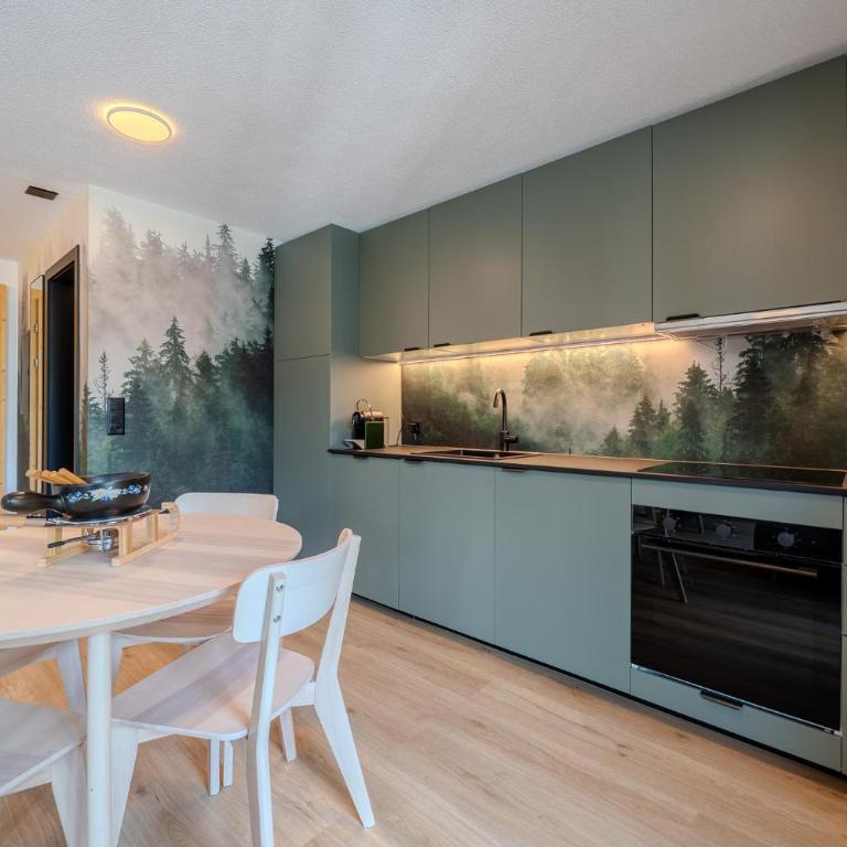 Freestyle Alpine Design-Studios - Pool, Parking & Balcony in Center Laax by BlueHills Vacations - Studio-Apartment mit Balkon - 3