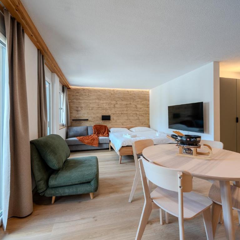 Freestyle Alpine Design-Studios - Pool, Parking & Balcony in Center Laax by BlueHills Vacations - Studio-Apartment mit Balkon - 10
