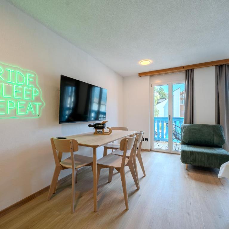Freestyle Alpine Design-Studios - Pool, Parking & Balcony in Center Laax by BlueHills Vacations - Studio-Apartment mit Balkon - 13