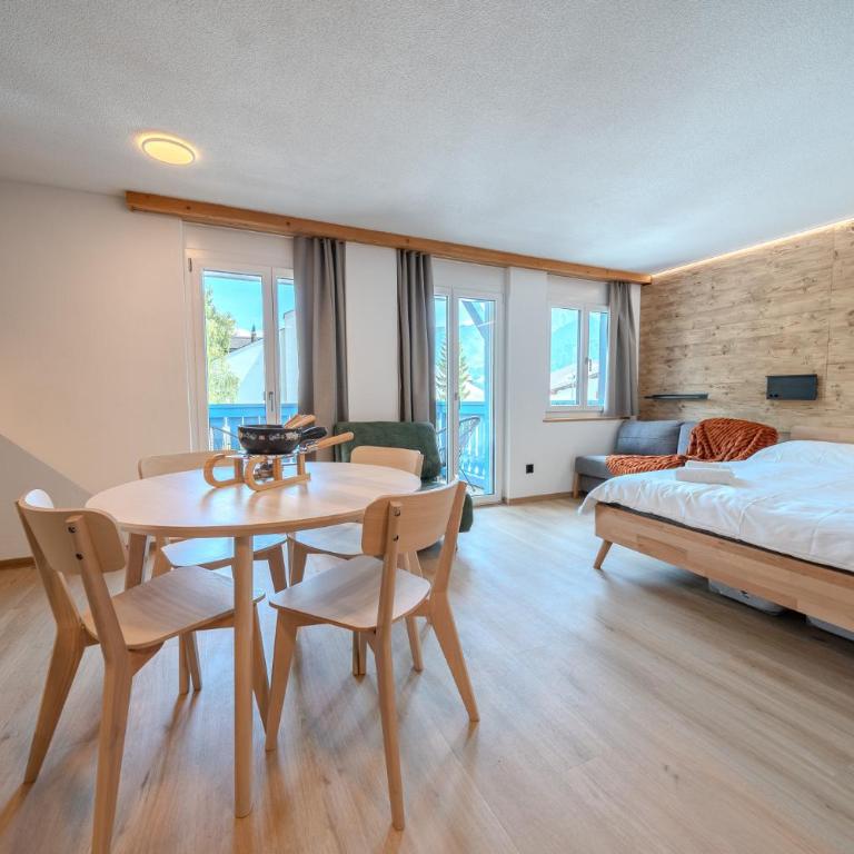 Freestyle Alpine Design-Studios - Pool, Parking & Balcony in Center Laax by BlueHills Vacations - Studio-Apartment mit Balkon - 12