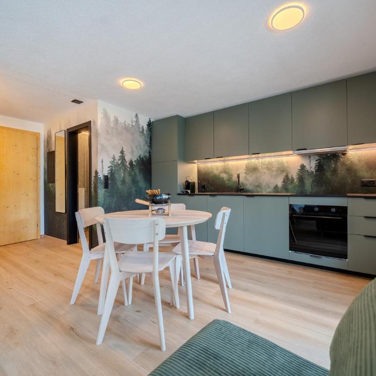 Freestyle Alpine Design-Studios - Pool, Parking & Balcony in Center Laax by BlueHills Vacations - Studio-Apartment mit Balkon - 13