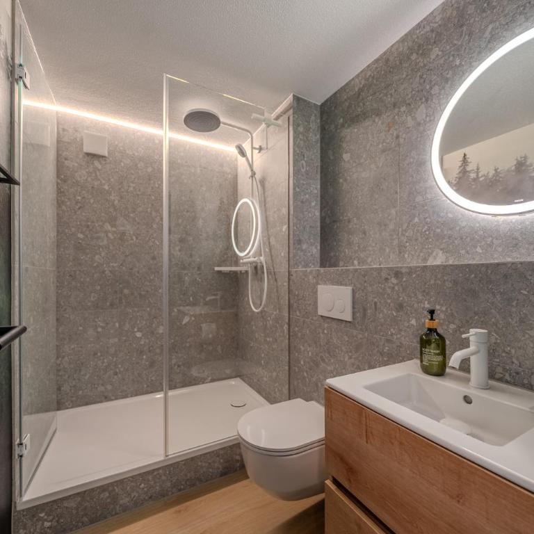 Freestyle Alpine Design-Studios - Pool, Parking & Balcony in Center Laax by BlueHills Vacations - Studio-Apartment mit Balkon - 4