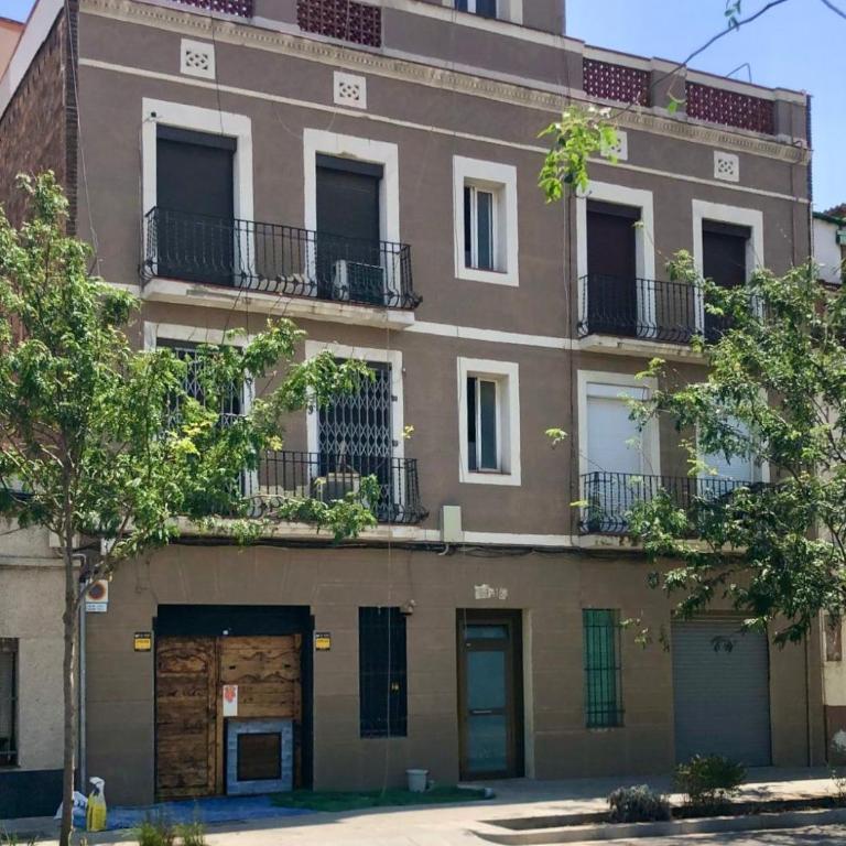Modern pad in a great old barrio - Three-Bedroom Apartment - 9