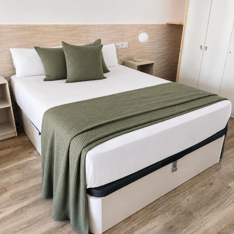 CASA FLORIT - The Urban Retreat Apartments AC & WiFi - Near City Centre - Classic Apartment - 26