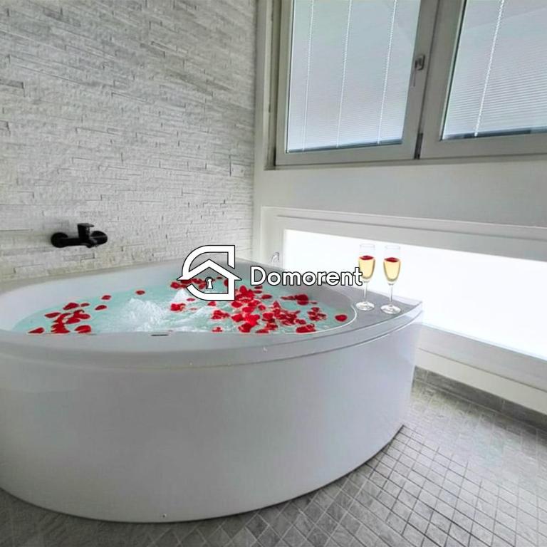 Luxury Jacuzzi Escape Poetto - by Domorent - Appartamento con 1 Camera da Letto e Vasca Idromassaggio - 1