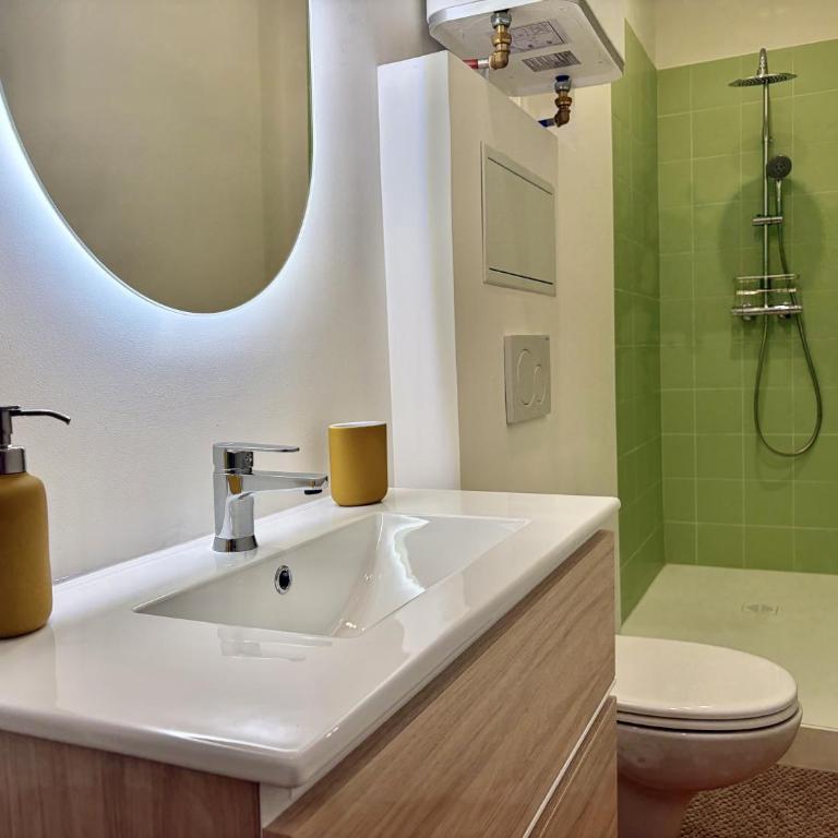 " Relais des Minimes " Mezzanine - En face du métro - Studio-Apartment - 11