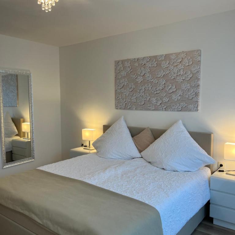 Großzügig geschnittene, helle, schöne Wohnung in Toplage - Two-Bedroom Apartment - 1