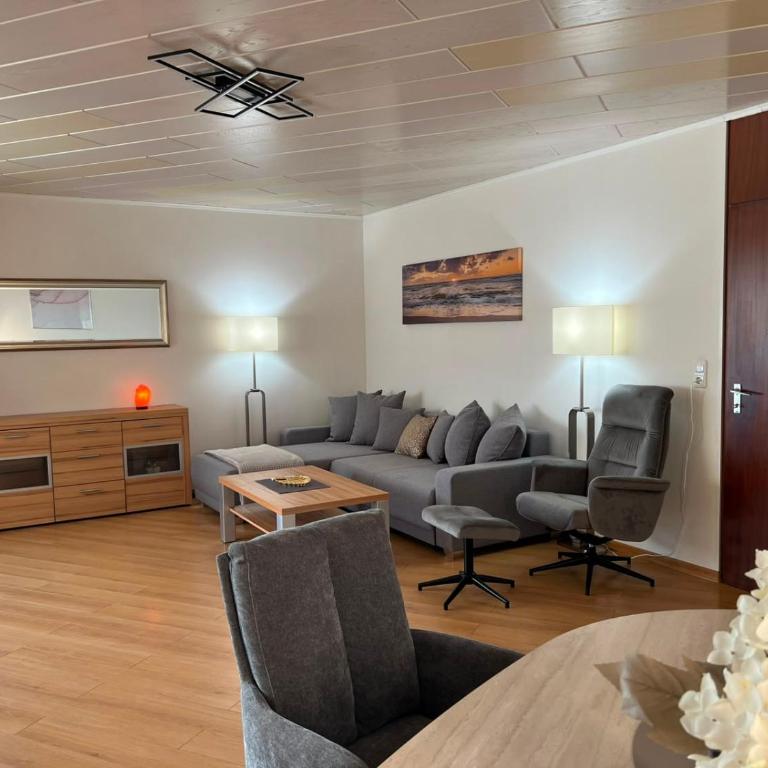 Großzügig geschnittene, helle, schöne Wohnung in Toplage - Two-Bedroom Apartment - 13