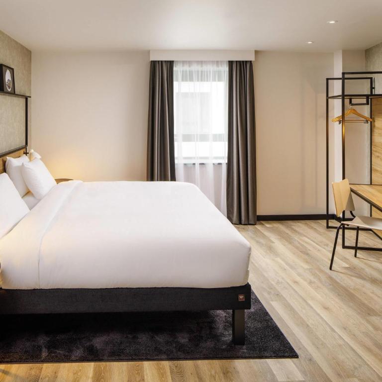 Ibis Bourgoin Jallieu Medipole - Chambre Familiale avec 1 Lit Double et 2 Canapés-Lits - 1