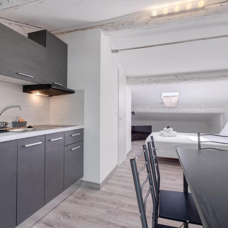 Studio Centre Cannes, Rue d’Antibes - Appartement Supérieur - Vue sur Ville - 9