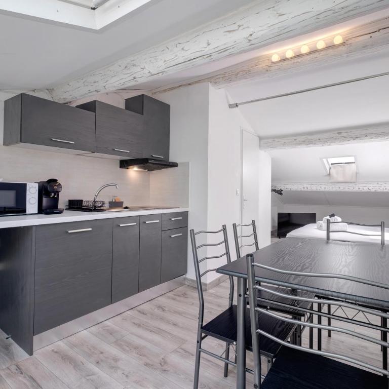 Studio Centre Cannes, Rue d’Antibes - Appartement Supérieur - Vue sur Ville - 10