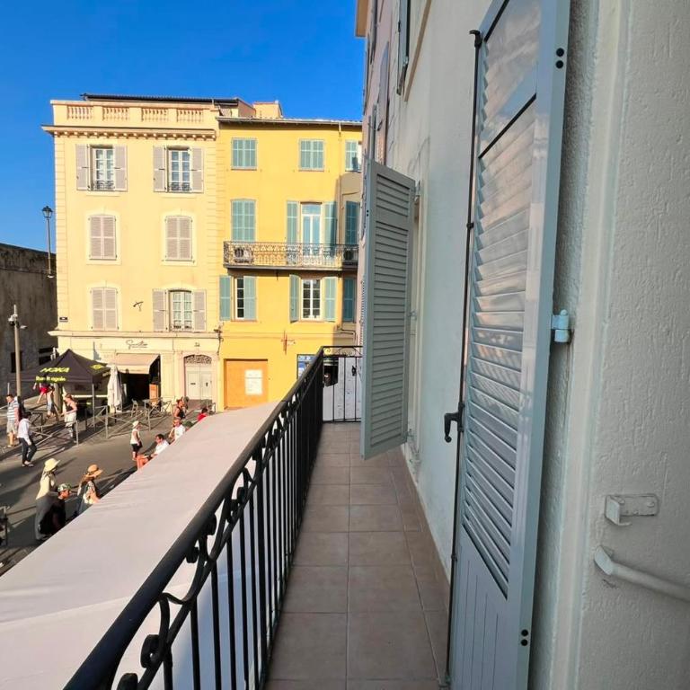 Newly renovated apart in the heart of Old Antibes - Apartment - 13