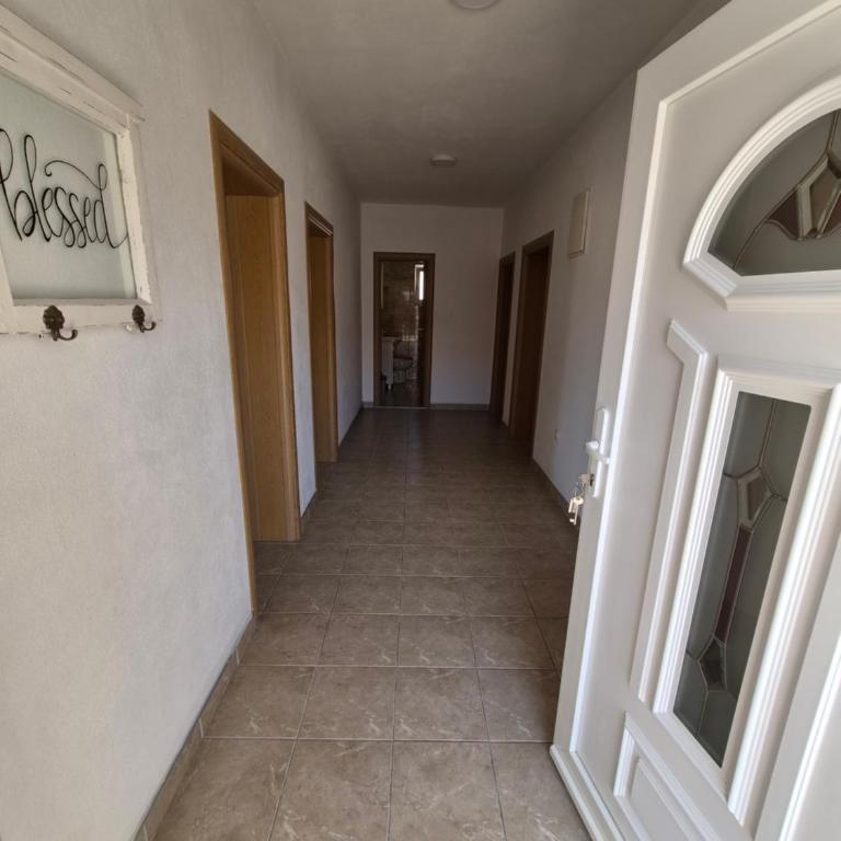 Apartmani Neno - Apartman sa 2 Spavaće Sobe i Balkonom - 1