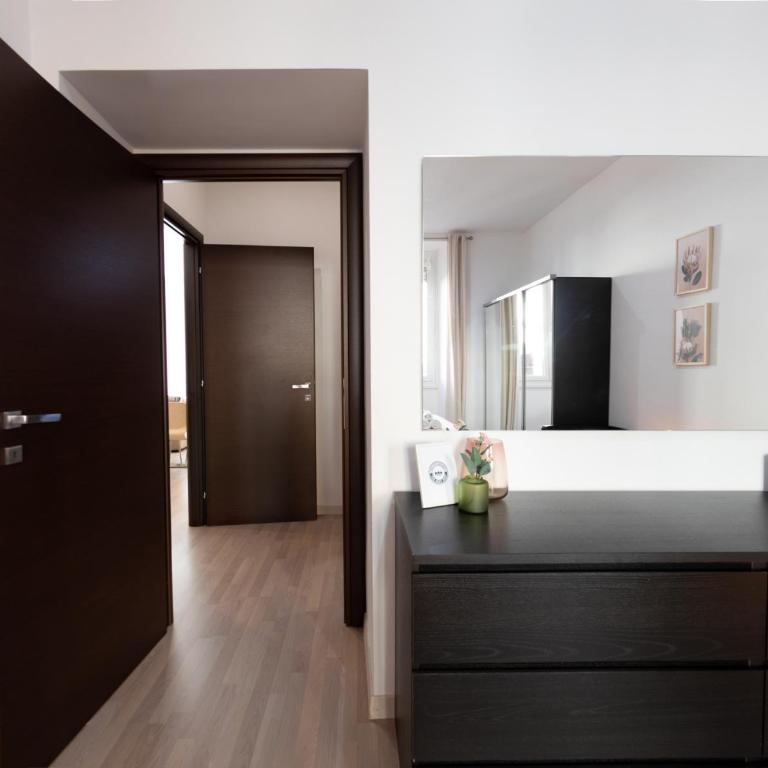 The Best Rent - Termini Apartments - Three-Bedroom Apartment - Via Enrico Cialdini, 13 - 19
