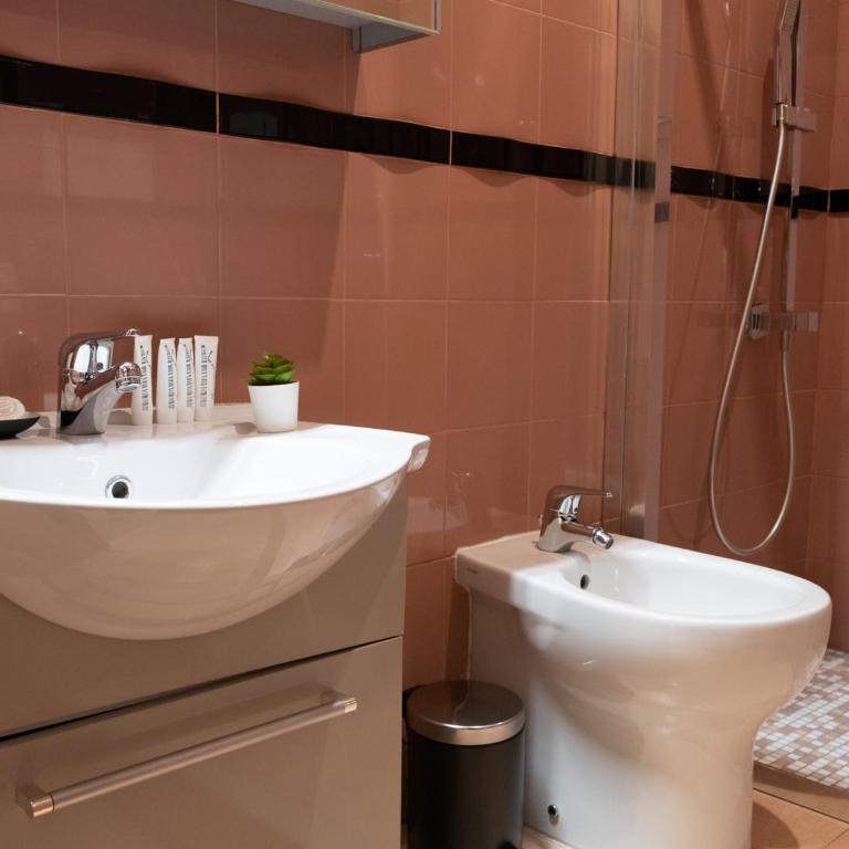 The Best Rent - Termini Apartments - Three-Bedroom Apartment - Via Enrico Cialdini, 13 - 22