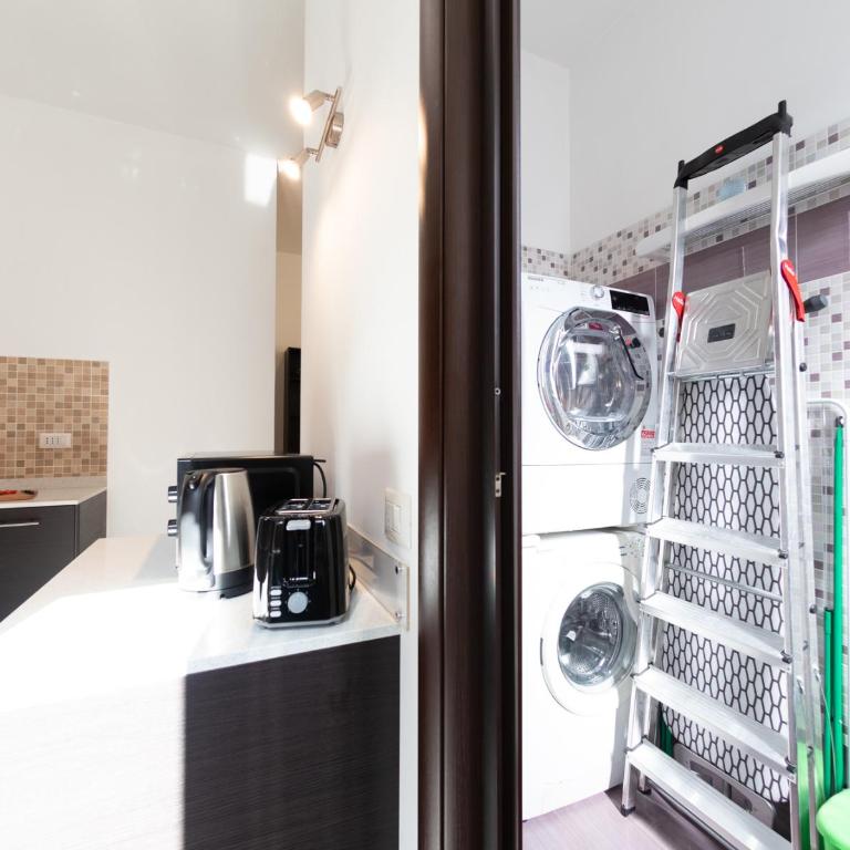 The Best Rent - Termini Apartments - Three-Bedroom Apartment - Via Enrico Cialdini, 13 - 16