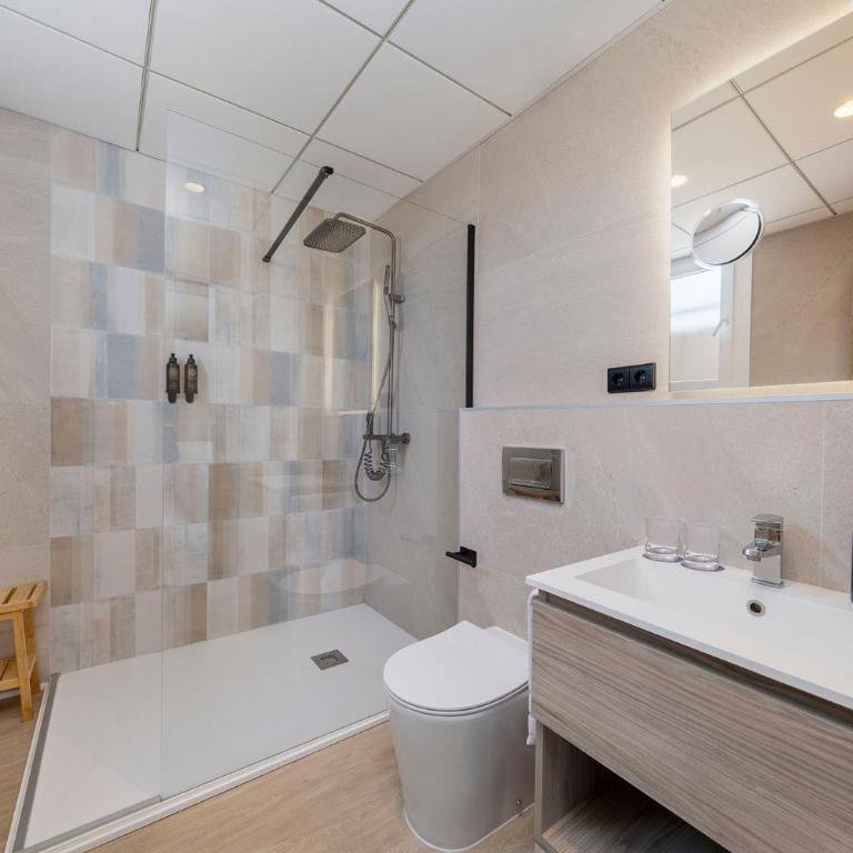 Dorma Gaudea Santa Pola - Habitación con cama extragrande y bañera de hidromasaje - 2