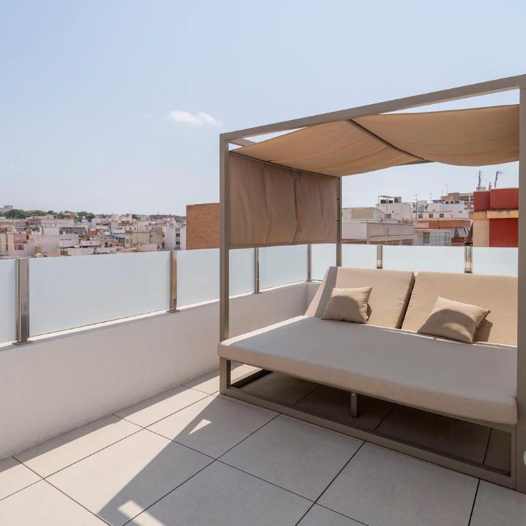 Dorma Gaudea Santa Pola - Habitación con cama extragrande y bañera de hidromasaje - 3