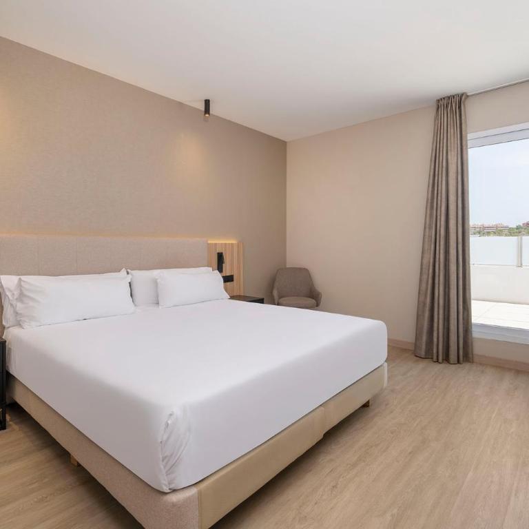 Dorma Gaudea Santa Pola - Habitación con cama extragrande y bañera de hidromasaje - 5