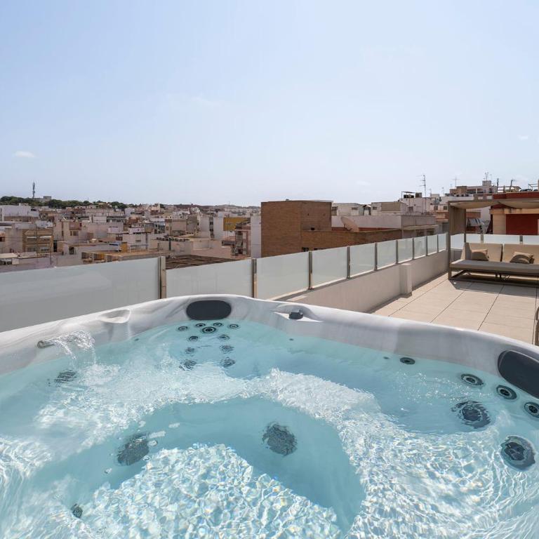Dorma Gaudea Santa Pola - Habitación con cama extragrande y bañera de hidromasaje - 6