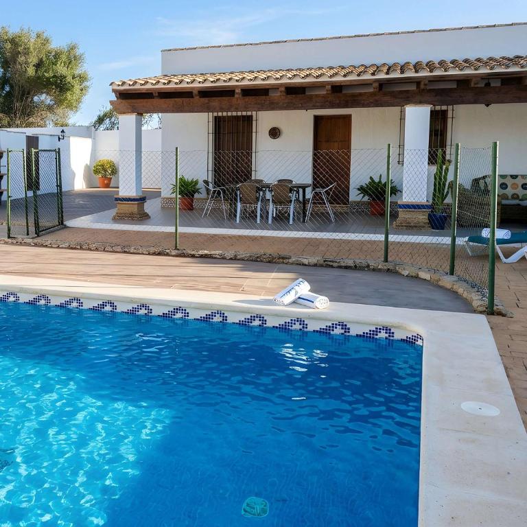 Chalet Piscina Privada vallada cerca del pueblo solo se permite familias y parejas - Chalet - 2