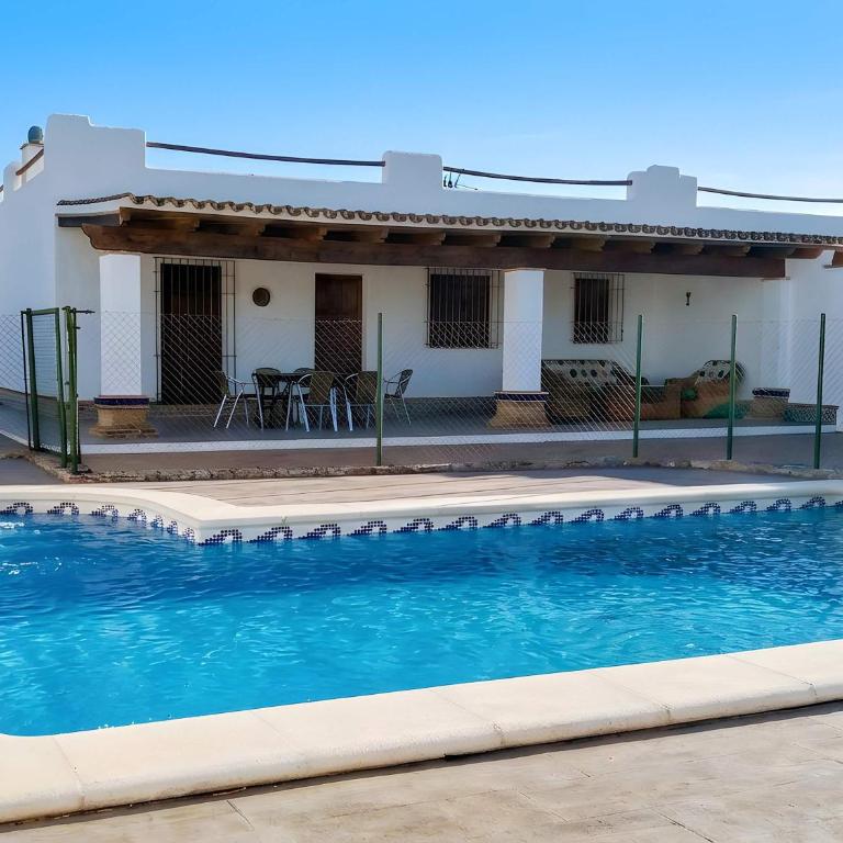 Chalet Piscina Privada vallada cerca del pueblo solo se permite familias y parejas - Chalet - 1