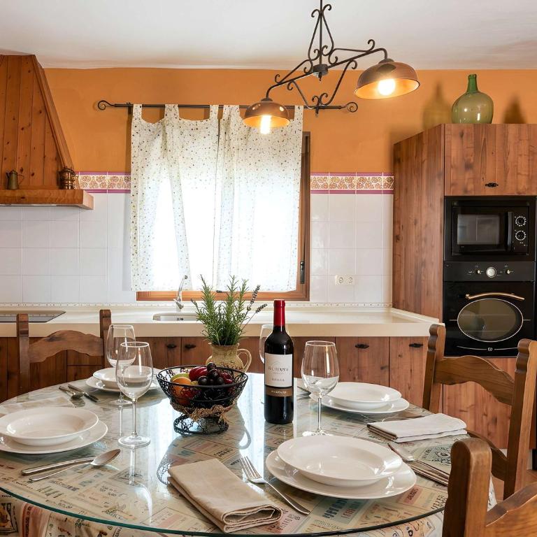 Chalet Piscina Privada vallada cerca del pueblo solo se permite familias y parejas - Chalet - 4
