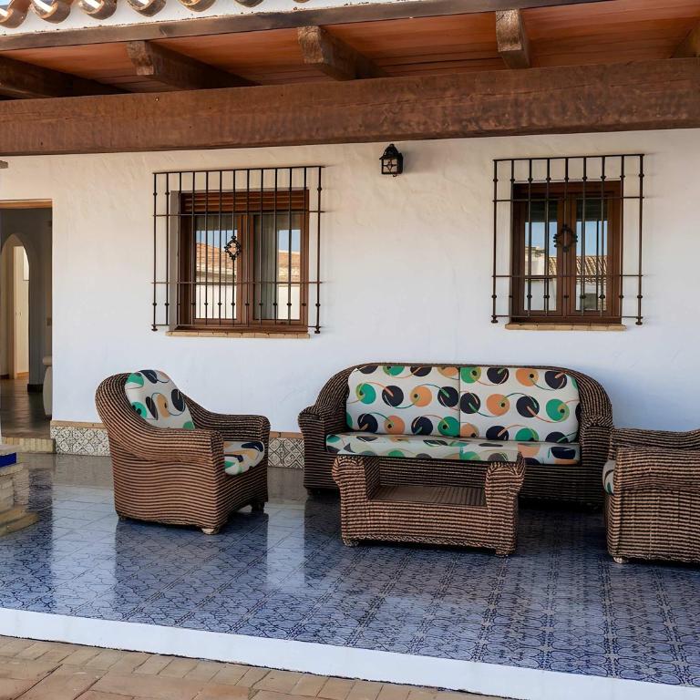Chalet Piscina Privada vallada cerca del pueblo solo se permite familias y parejas - Chalet - 12
