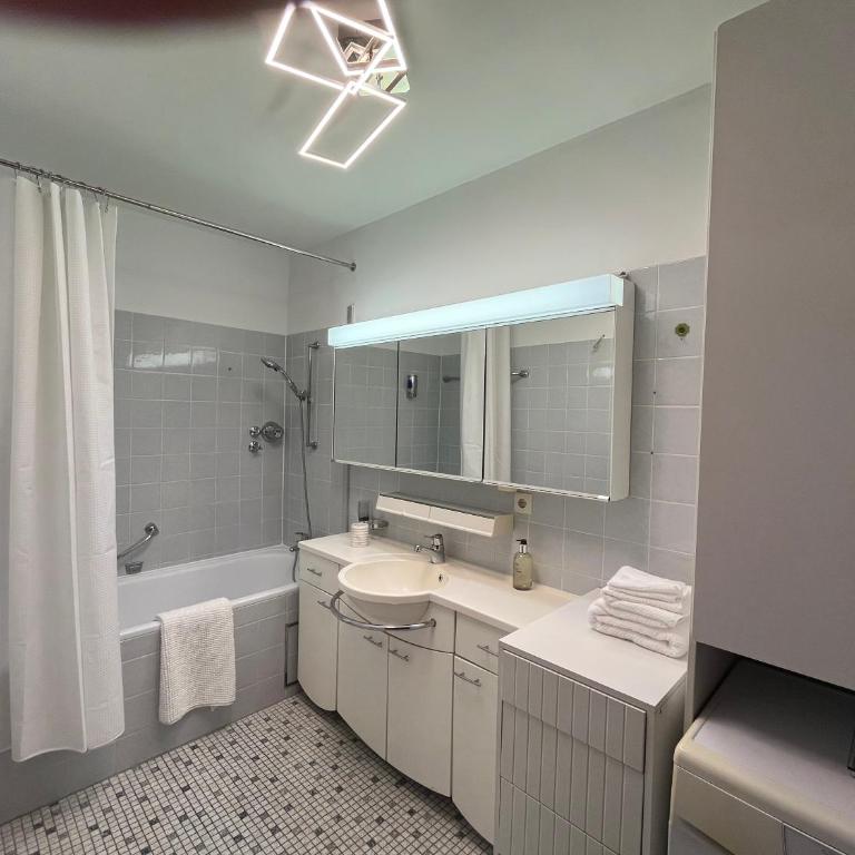 Großzügig geschnittene, helle, schöne Wohnung in Toplage - Two-Bedroom Apartment - 35