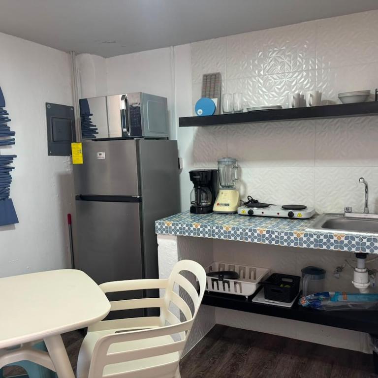 Estudio Luminoso con Balcón, Piscina, Palmeras - Apartamento - 2