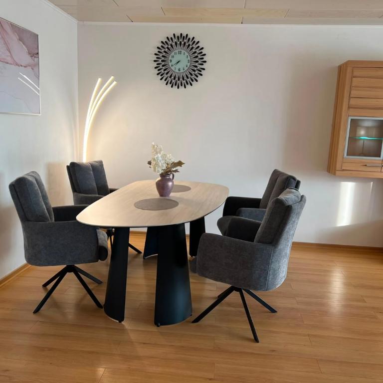 Großzügig geschnittene, helle, schöne Wohnung in Toplage - Two-Bedroom Apartment - 19
