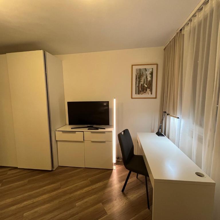 Großzügig geschnittene, helle, schöne Wohnung in Toplage - Two-Bedroom Apartment - 12