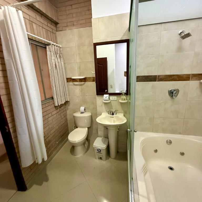 Living Montes - Habitación Doble Deluxe con bañera - 4