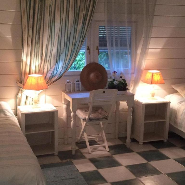 A hidden Paradise - charming chalet with 2,400m2 garden, 5 minutes from the beach - Casa de 2 dormitorios - 17