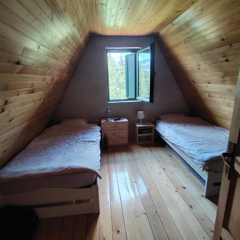 Woodland House Retreat - Cozy Cabin near the Town Center - Two-Bedroom Chalet - 2
