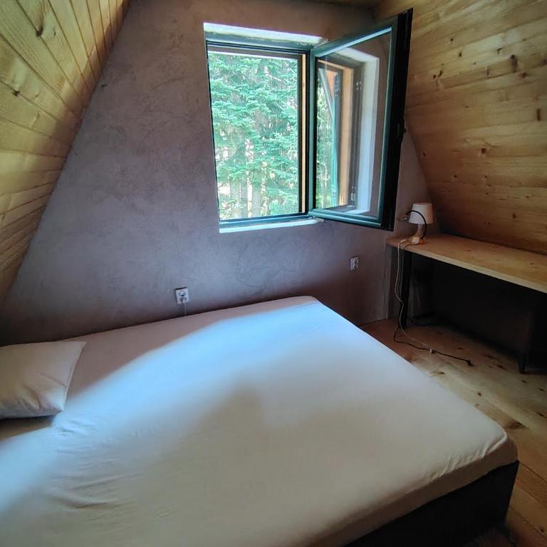 Woodland House Retreat - Cozy Cabin near the Town Center - Two-Bedroom Chalet - 3