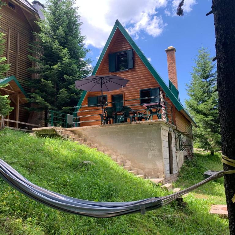 Woodland House Retreat - Cozy Cabin near the Town Center - Two-Bedroom Chalet - 5