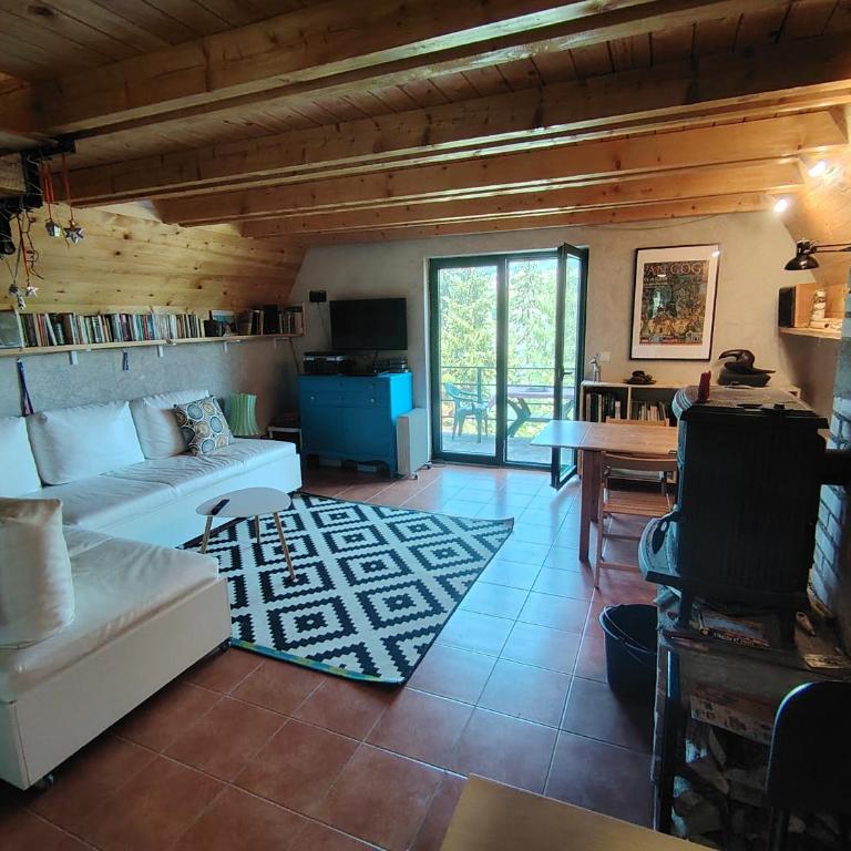 Woodland House Retreat - Cozy Cabin near the Town Center - Two-Bedroom Chalet - 6