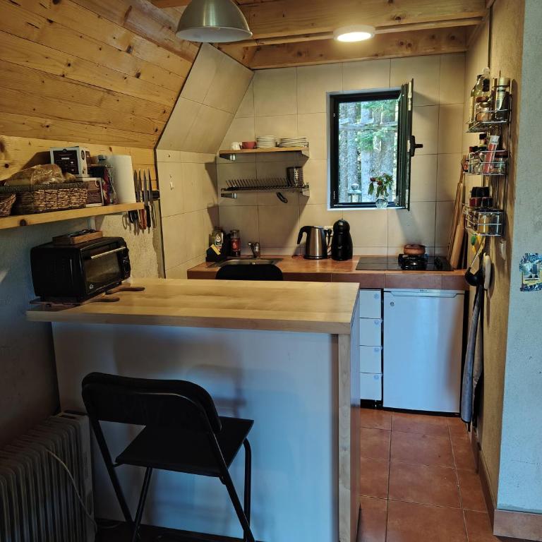 Woodland House Retreat - Cozy Cabin near the Town Center - Two-Bedroom Chalet - 8