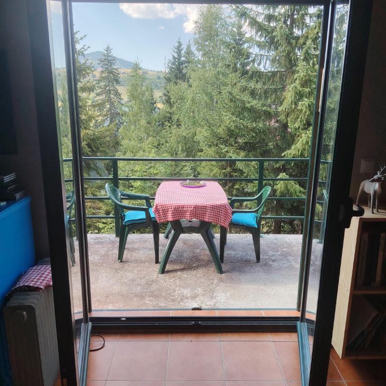 Woodland House Retreat - Cozy Cabin near the Town Center - Two-Bedroom Chalet - 9