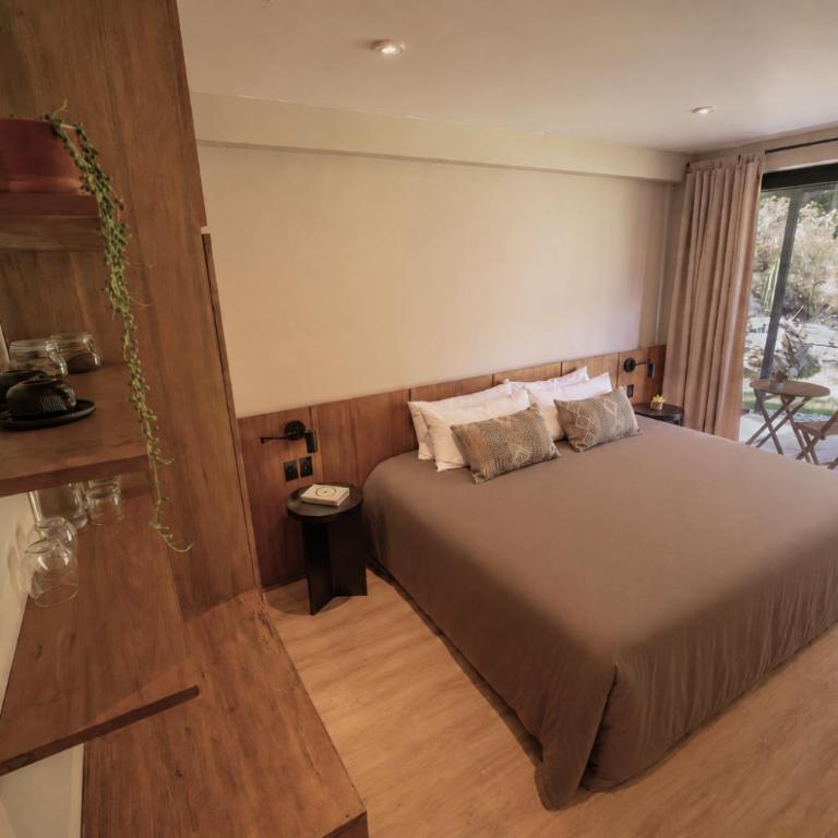 Earth Tones Tiny Homes & Suites - King Room with Mountain View - 9
