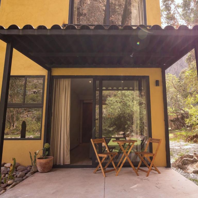 Earth Tones Tiny Homes & Suites - King Room with Mountain View - 11