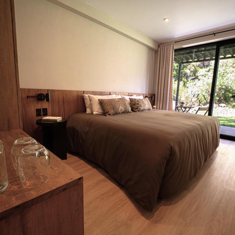 Earth Tones Tiny Homes & Suites - King Room with Mountain View - 10